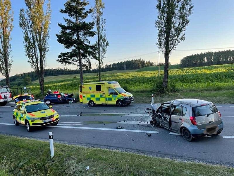 Před úterní šestou hodinou ranní se na silnici 145 z Prachatic na Vimperk, u odbočky na Buk, čelně střetla dvě osobní auta. Dopravní nehodu nepřežil mladý muž.