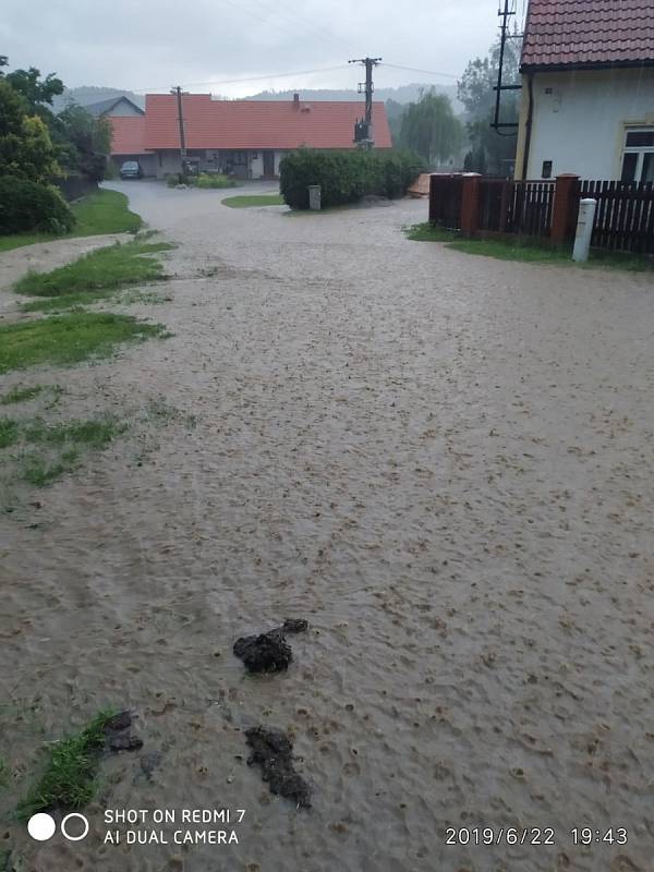 V Chlumanech zalila několik domů voda z rozvodněného potoka a rybníka.