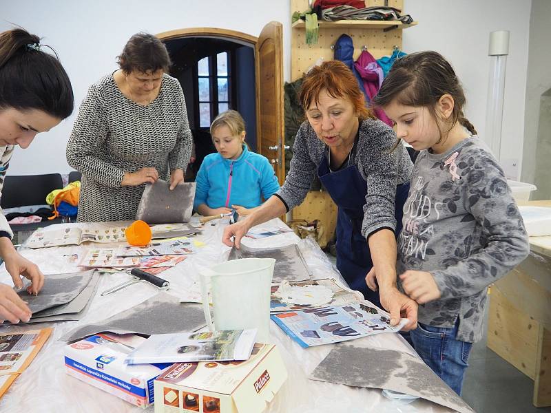 Irena Štyrandová dětem i dospělým ukázala technologii výroby ručního papíru.