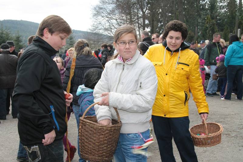 U prachatického hřbitova se opět pekala vajíčka.