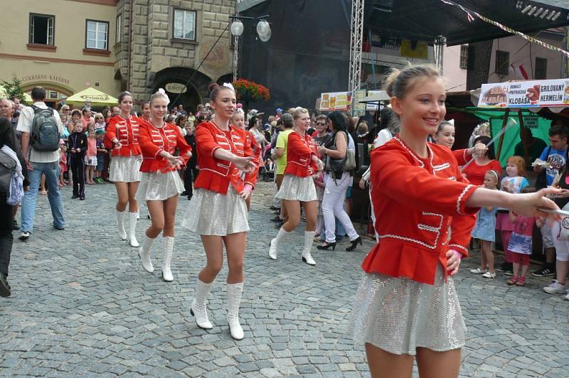 Slavnosti Zlaté stezky 2014: V pátek 27. června byly v 17 hodin oficiálně zahájeny letošní slavnosti příchodem zástupců partnerských měst, historickým průvodem a křtem nového ročníku prachatického vína Via Aurea.