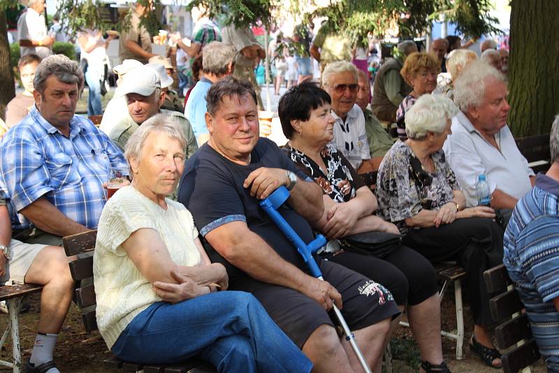 Dechovka vyhrává od pátečního večera ve Štěpánčině parku.