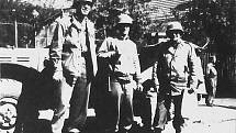 Prachatice v květnu 1945 - Tři US vojáci a Dodge WC 56 (či 57). Fotografie z Diplomové práce Mgr. Pavla Študlara Prachatickému deníku poskytl Emil Nachlinger z Těšovic