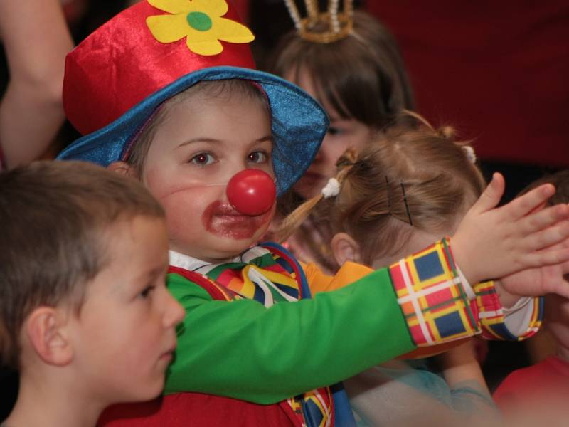 Sál Národního domu v Prachaticích se v neděli proměnil ve velký rej masek. DDM pro děti připravilo karneval. Pracovníci domečku se na dopoledne proměnili v klauny, pomáhalii dětem se soutěžemi i s tancem, ke kterému jim hrála skupina Peruť.