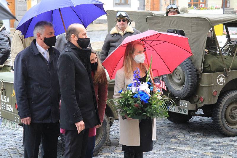 Květiny k pamětní desce na budově úřadu na Velkém náměstí položili v pátek 7. května Prachatičtí.