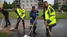 Tři domy, ve kterých počítají majitelé škody,  vytopené sklepy, podmáčené trávníky a nepořádek. To všechno za sebou nechala voda, která protekla obcí Chlumany na Prachaticku v sobotu 22. června.