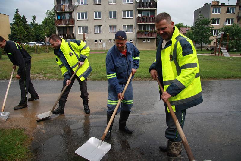 Tři domy, ve kterých počítají majitelé škody,  vytopené sklepy, podmáčené trávníky a nepořádek. To všechno za sebou nechala voda, která protekla obcí Chlumany na Prachaticku v sobotu 22. června.