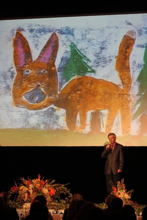 Součástí festivalu byla také dětská výtvarná soutěž nazvaná Máme rádi zvířata. O vyhlášení výsledků se postaral vedoucí odboru školství MěÚ Vimperk Miloš Beneš. Za ním se současně promítaly snímky deseti nejlepších prací dětských výtvarníků.