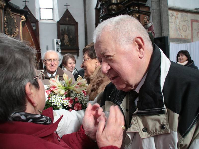 V sobotu dopoledne oslavili manželé Růžena a Vladimír Buzický padesát let společného života. Při výročí obnovili v kostele sv. Jakuba v Prachaticích manželský slib.