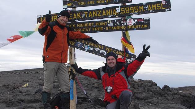 Ivo Grabmüller (vlevo) odstartoval svou horolezeckou kariéru v lednu roku 2009 výstupem na Kilimandžáro.