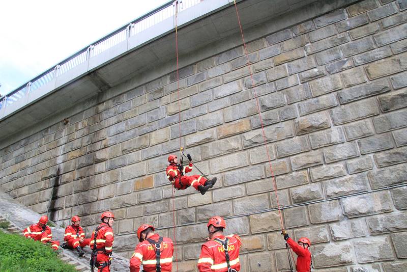 Výcvik lezecké skupiny HZS Prachatice na Husinecké přehradě.