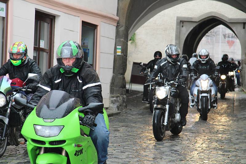 Prachatičtí motorkáři zahájili sezonu 1. Jarní jízdou. Vyjeli z Velkého náměstí Dolní branou.