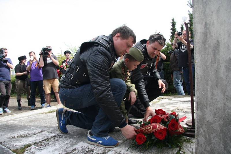 Noční vlci spolu se zástupci Všekozáckého svazu při pietním aktu kladení květin u památníku postaveném koncem osmdesátých let naproti původnímu místu setkání armád u Vitějovic.