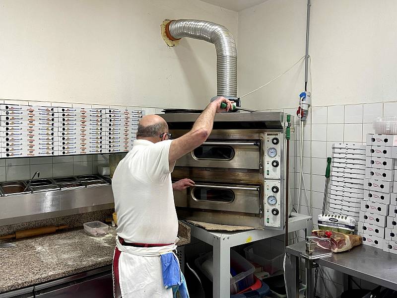 Nicola Schettini ve své kuchyni ve vimperské restauraci Hamajda.