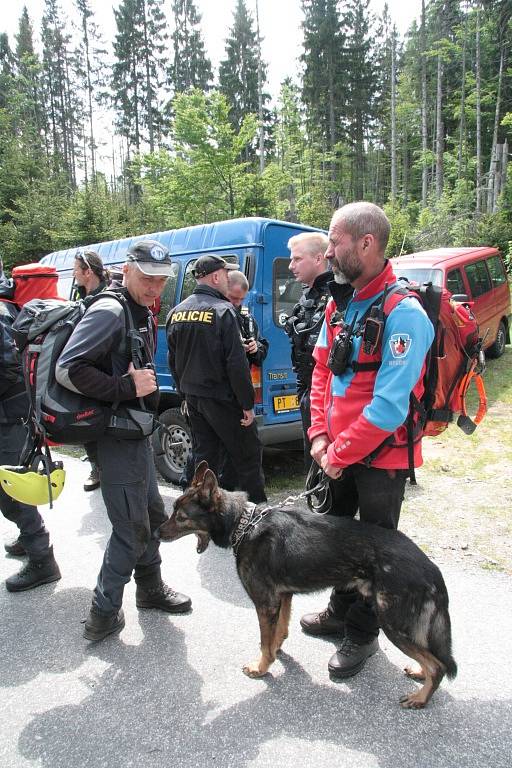 Oblast Národního parku Šumava od Nového Údolí přes Vltavskou cestu k Nové Peci až po Plešné jezero se ve čtbrtek stala místem pátrání po dvanácti ztracených účastnících nelegálního závodu. Naštěstí se jednalo o součinnostní cvičení záchranných složek.