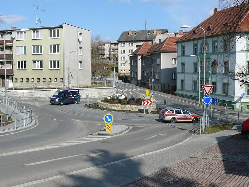 Kruhová křižovatka v Pivovarské ulici.