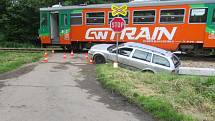 Střet vozidla s vlakem si vyžádal tři lehká zranění.