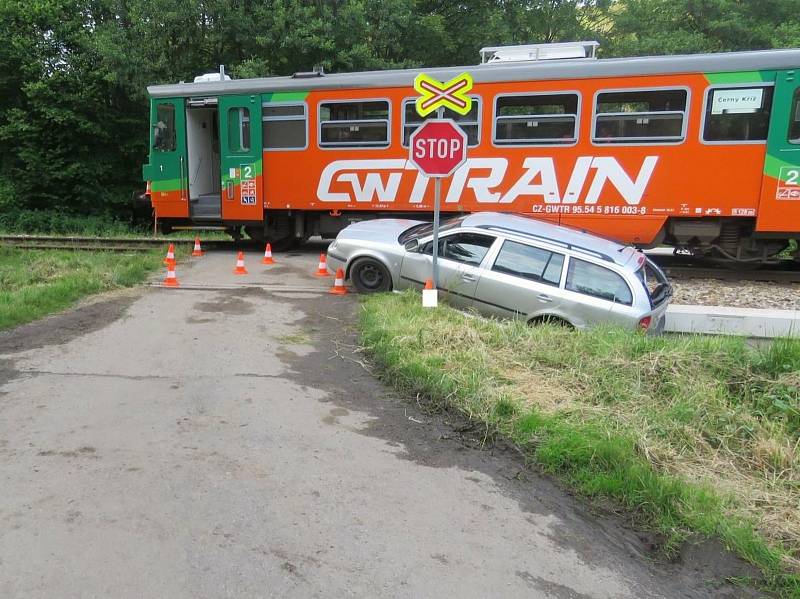 Střet vozidla s vlakem si vyžádal tři lehká zranění.