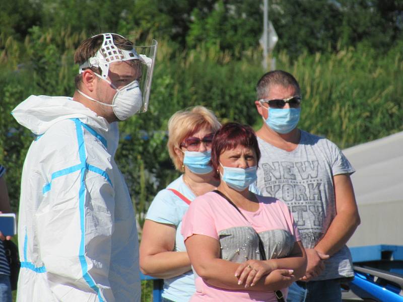 Každou hodinu během středečního dopoledne postoupilo odebrání vzorků z nosohltanu asi 25 zaměstnanců firmy InTiCa Systems Prachatice, vše se uskutečnilo v klidu, odpoledne přijdou na řadu jednotlivci.