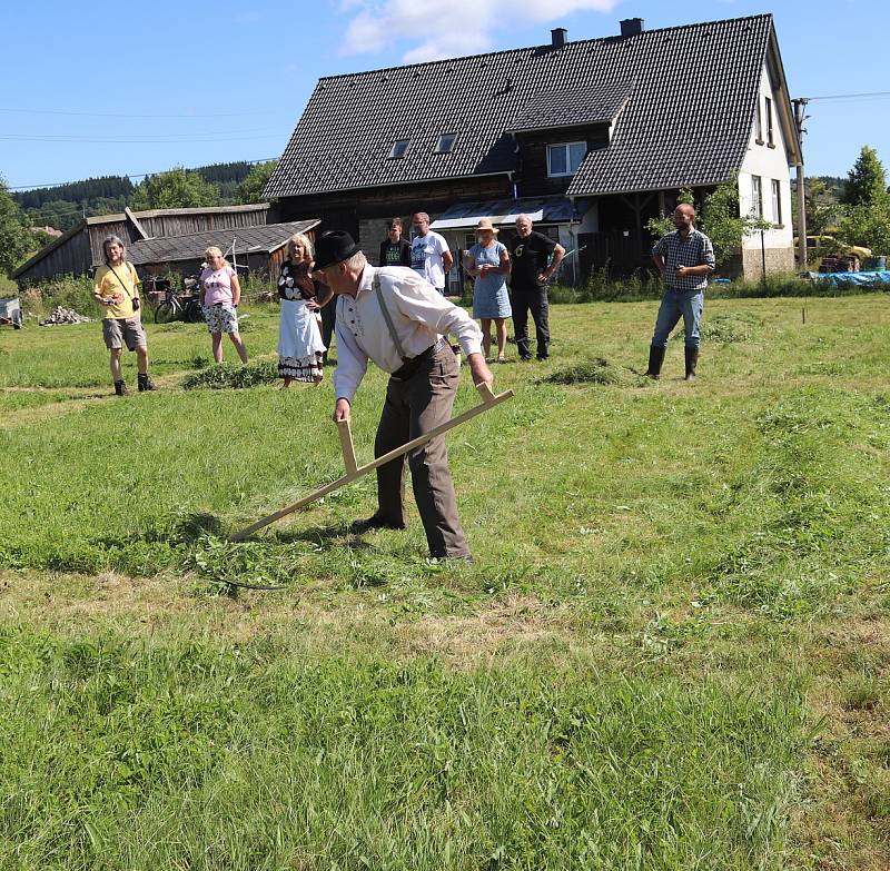 Volarský sekáč 2021 ukázal, jak jsou zdatní muži, ženy a děti při kosení trávy.