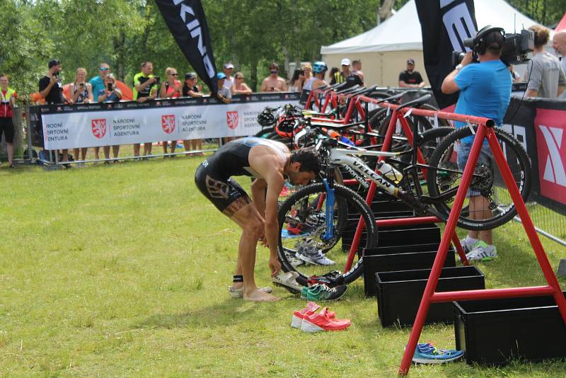 Mužský Short track přinesl skvělý závod s řadou dramatických soubojů na trati.