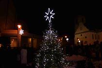 Rozsvícení vánočního stromu ve Volarech se letos obejde bez doprovodného programu.