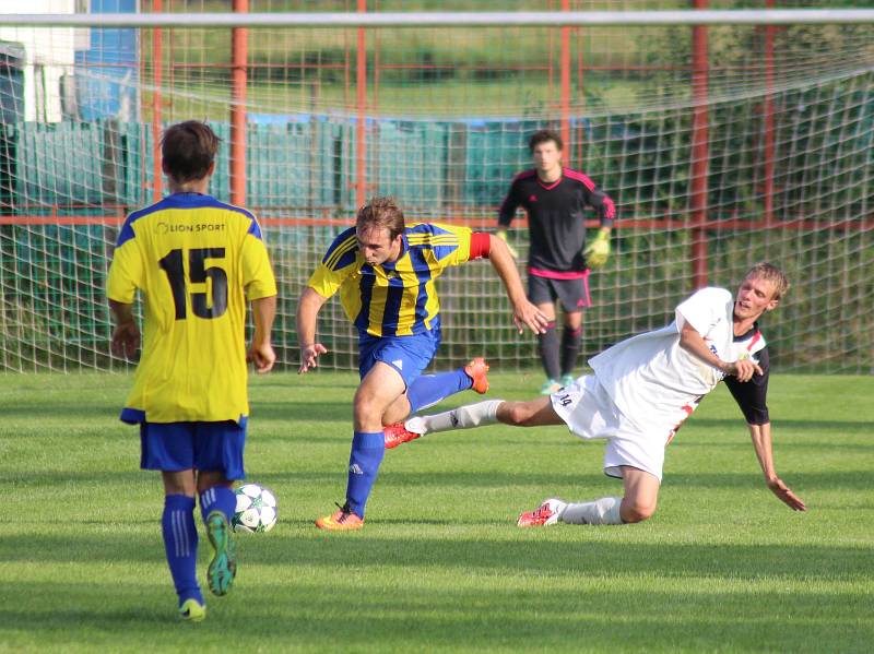 V pošumavském derby Čkyňští (pruhované dresy) přehráli Stachy 4:0.