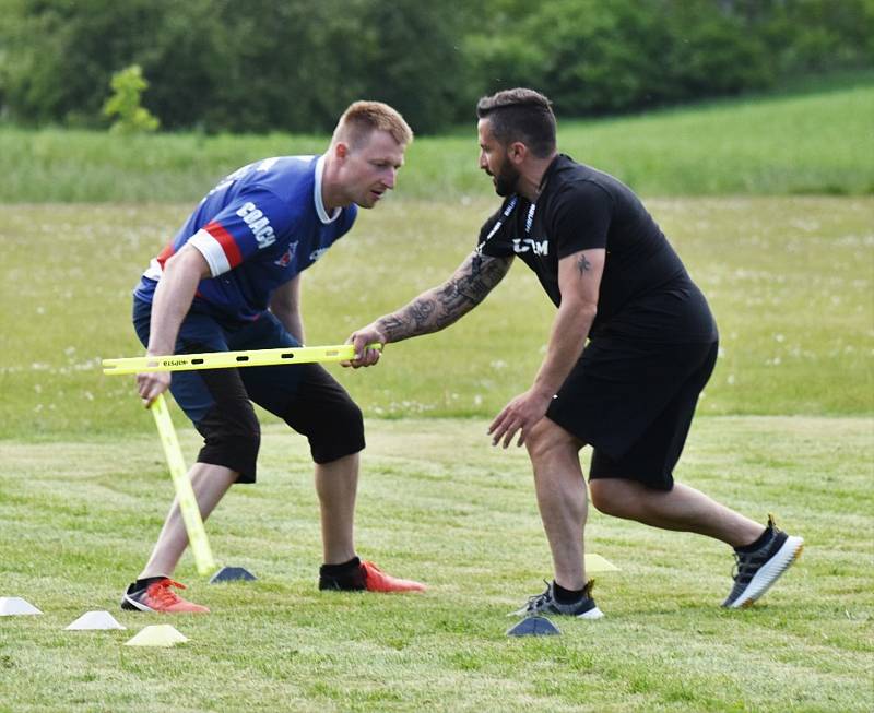 Mladí vimperští hokejisté se připravují na suchu na hřišti v Budilově.