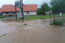 V Chlumanech zalila několik domů voda z rozvodněného potoka a rybníka.