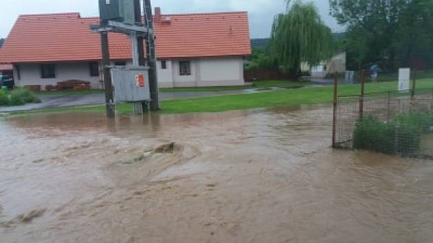 V Chlumanech zalila několik domů voda z rozvodněného potoka a rybníka.