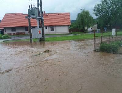 V Chlumanech zalila několik domů voda z rozvodněného potoka a rybníka.