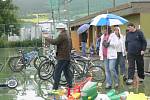 S deštníky ruce a dětmi oblečenými do pláštěnek vyrazili v sobotu dopoledne dospělí na Jarní bazar na hřiště Domu dětí a mládeže v Prachaticích.