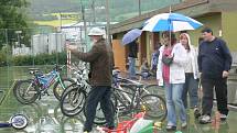 S deštníky ruce a dětmi oblečenými do pláštěnek vyrazili v sobotu dopoledne dospělí na Jarní bazar na hřiště Domu dětí a mládeže v Prachaticích.