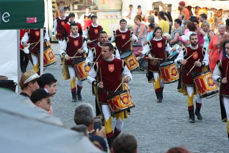 Slavnosti Zlaté stezky v Prachaticích zahájil v pátek v 17 hodin slavnostní průvod a historická ceremonie věnovaná zasedání městské rady nad návrhem nové prachatické kašny.