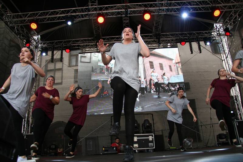 Deset choreografií předvedli na hlavním pódiu při sobotním programu Slavností Zlaté stezky v Prachaticích tanečníci ze studia Crabdance.