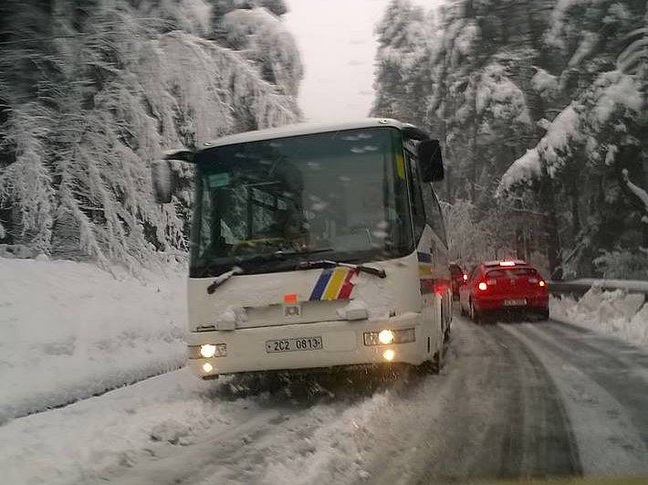 Silnice ze Lhenic do Prachatic. Víc se stojí než jede.