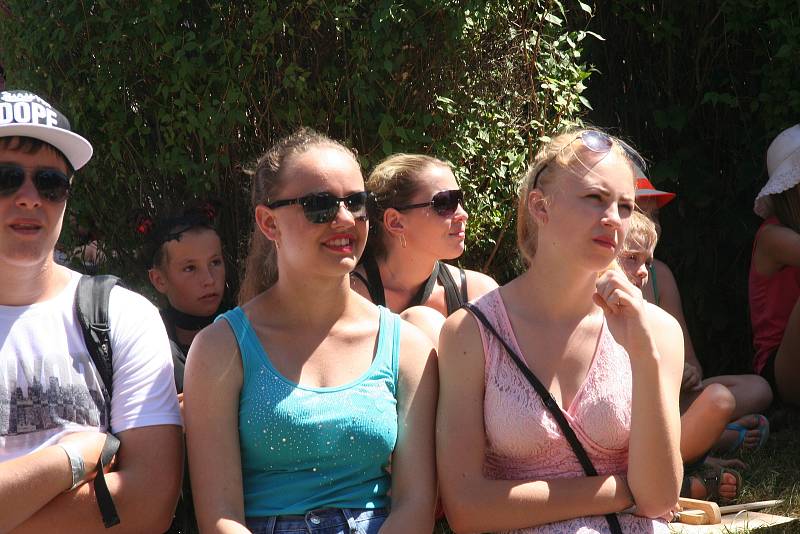 V sobotu dopoledne se malí i velcí návštěvníci prachatického Parkánu bavili při pohádce Divadlo Zelienka ze Zvolenu. Ti využili nejen připravené pódium, ale svůj příběh přenesli i mezi diváky.