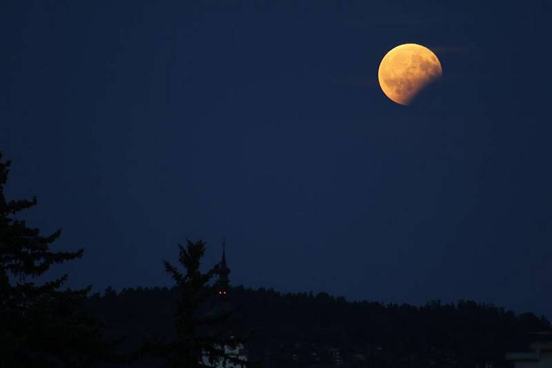Částečné zatmění Měsíce, jak je zachytili naši čtenáři.