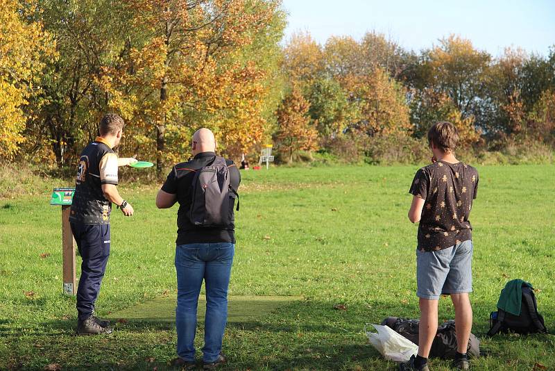 První discgolfový turnaj pod Libínem se povedl, přálo počasí a hráči obdivovali hřiiště i výhledy do okolí.