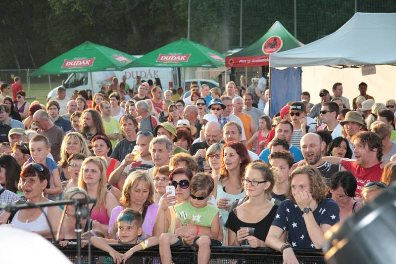 Podvečer a večer patřil opět zpěvu a vynikající náladě. O tu se postupně postaraly kapely Turbo, Lucky Brew, Na Plech, Ivan Mládek & Banjo Band, Bags a Masch.