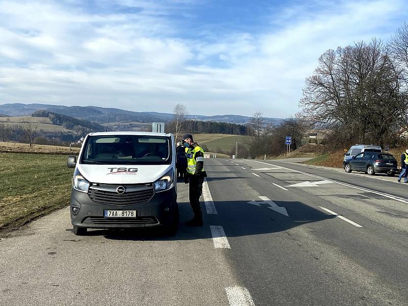 Kontroly řidičů na hranicích okresů Prachatice a Strakonice u Čkyně.