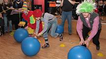 Sál Národního domu v Prachaticích se v neděli proměnil ve velký rej masek. DDM pro děti připravilo karneval. Pracovníci domečku se na dopoledne proměnili v klauny, pomáhalii dětem se soutěžemi i s tancem, ke kterému jim hrála skupina Peruť.