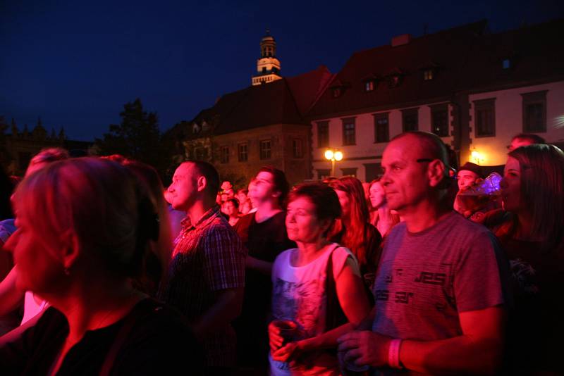 Vypsaná fixa zvedla do vzduchu v pátek večer doslova stovky rukou. Návštěvníci prachatických slavností neváhali a z dlažby náměstí se stal taneční parket. Každý song odměnili potleskem.