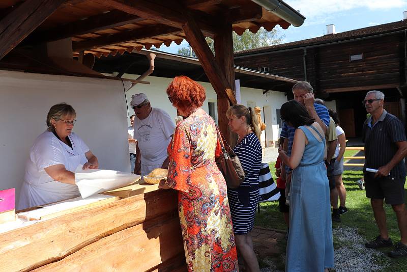 Pečení chleba a lenorských dobrot ve Volarském muzeu.