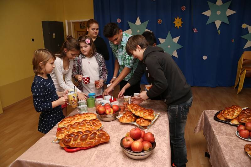 Vánoční zvyky a tradice přiblížili svým mladším spolužákům na Základní škole Zlatá stezka zástupci žákovského parlamentu.