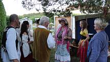 Spolek divadelních ochotníků Tyl z Netolic zahájil divadelní léto v zahradě na zámku Kratochvíle hrou Darmošlapky.