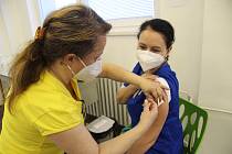 Zájem o očkování proti covidu díky vládním opatřením roste. Stále se však najdou odpůrci, kteří vakcíny odmítají