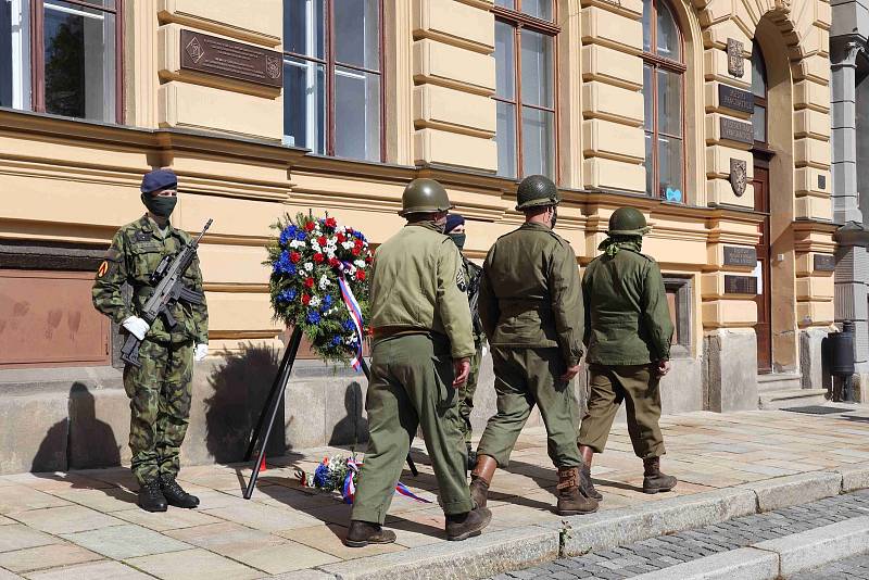 Odhalení pamětní desky na prachatickém Velkém náměstí. Bude připomínat osvobození ameriskou armádou.