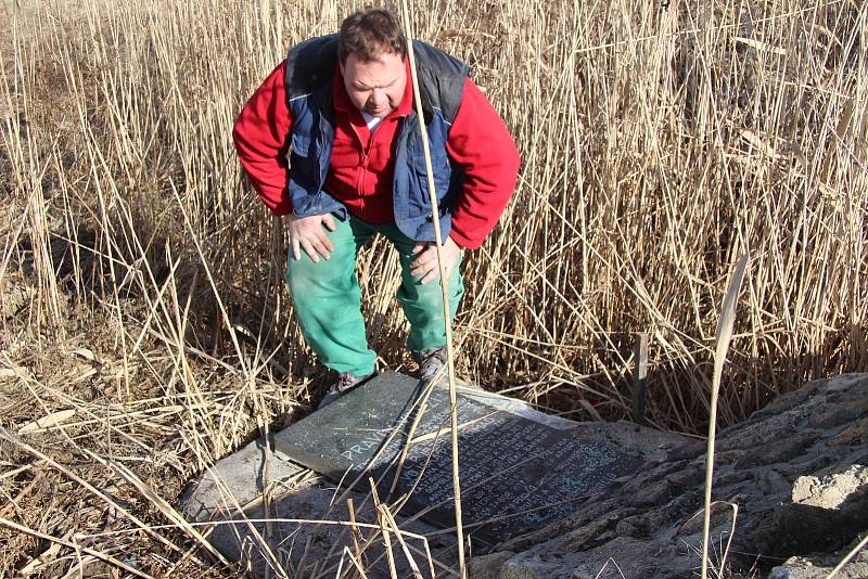 Řemeslníci z prachatického Kamenictví Váňa zjišťují rozsah škod na pomníku Setkání pěti armád na vitějovické křižovatce U Stopařky.