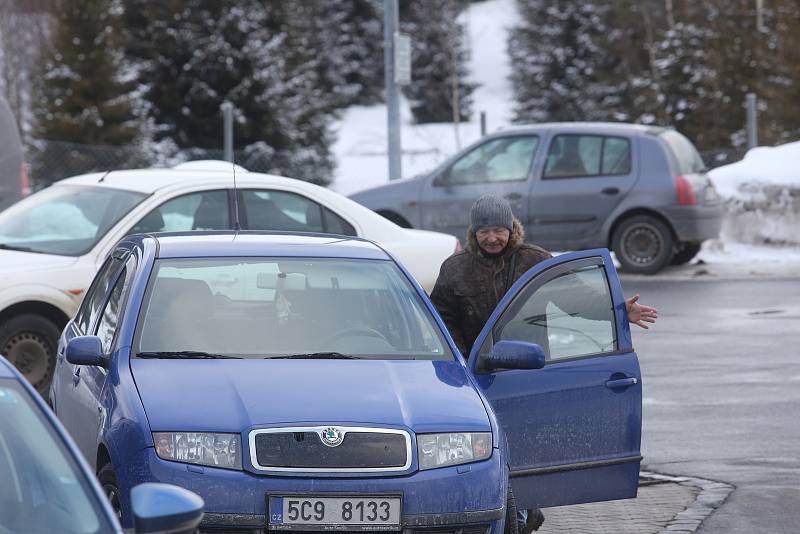 Pendleři na hraničním přechodu ve Strážném na Prachaticku v sobotu 13. února.